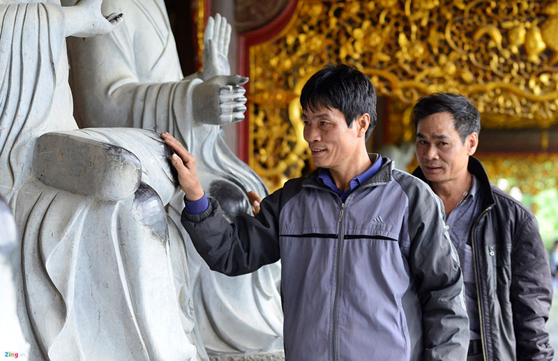 Nhét tiền lẻ, xoa đen tượng phật ngày khai hội chùa Bái Đính